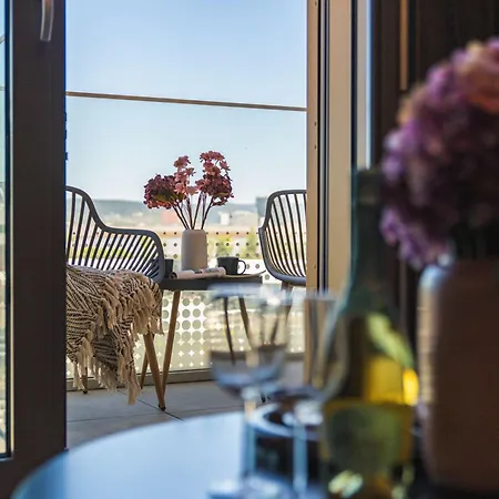 Metropolis Retreat With Balcony And Parking Pressburg