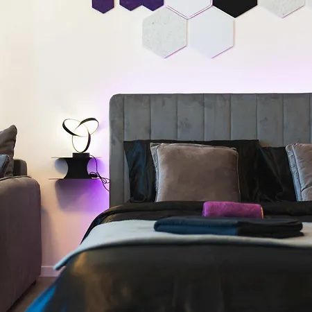 Metropolis Retreat With Balcony And Parking Apartment *
