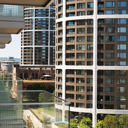 Metropolis Retreat With Balcony And Parking