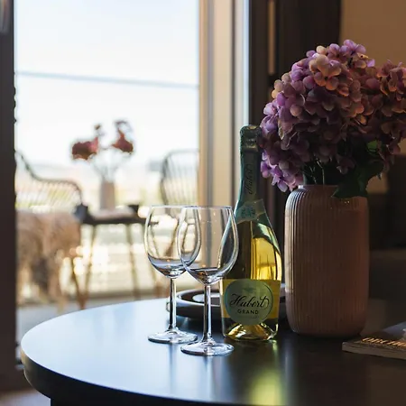 Metropolis Retreat With Balcony And Parking * Pressburg