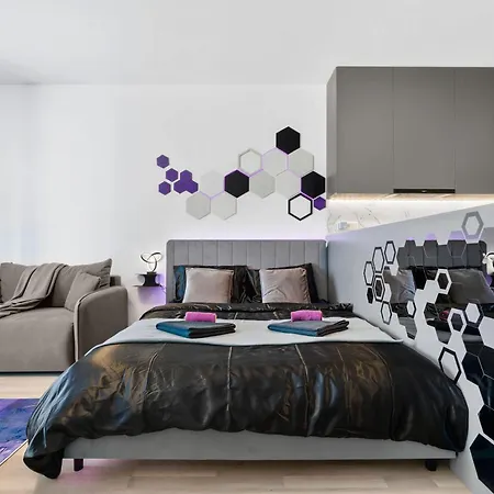 Metropolis Retreat With Balcony And Parking *