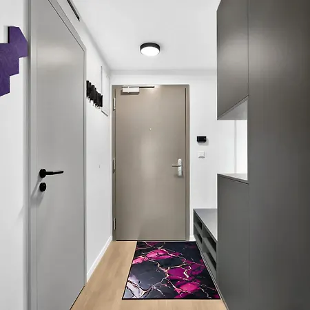 Apartment Metropolis Retreat With Balcony And Parking