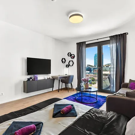 Apartment Metropolis Retreat With Balcony And Parking
