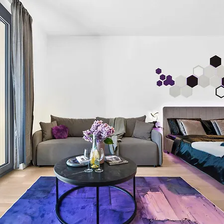 Metropolis Retreat With Balcony And Parking *
