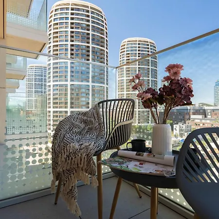 Apartment Metropolis Retreat With Balcony And Parking