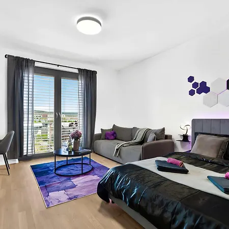 Metropolis Retreat With Balcony And Parking Pressburg