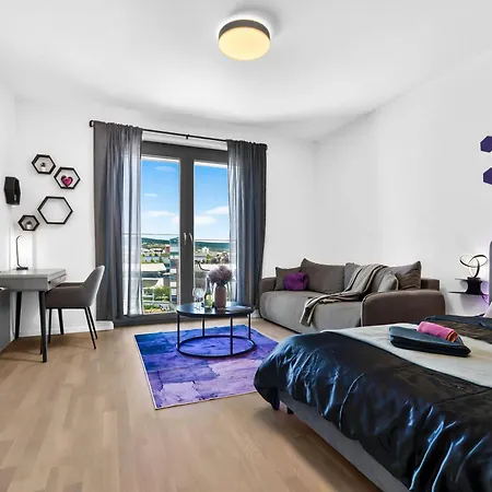Metropolis Retreat With Balcony And Parking * Pressburg
