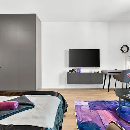Metropolis Retreat With Balcony And Parking Apartment